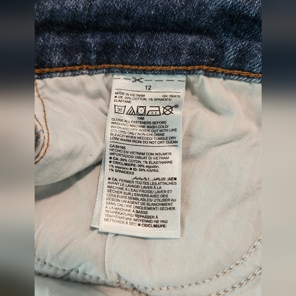 Old Navy Women's Short Size 12 Dark Wash Distressed Roll Cuff Beach‎ Tree Casual - Picture 3 of 7